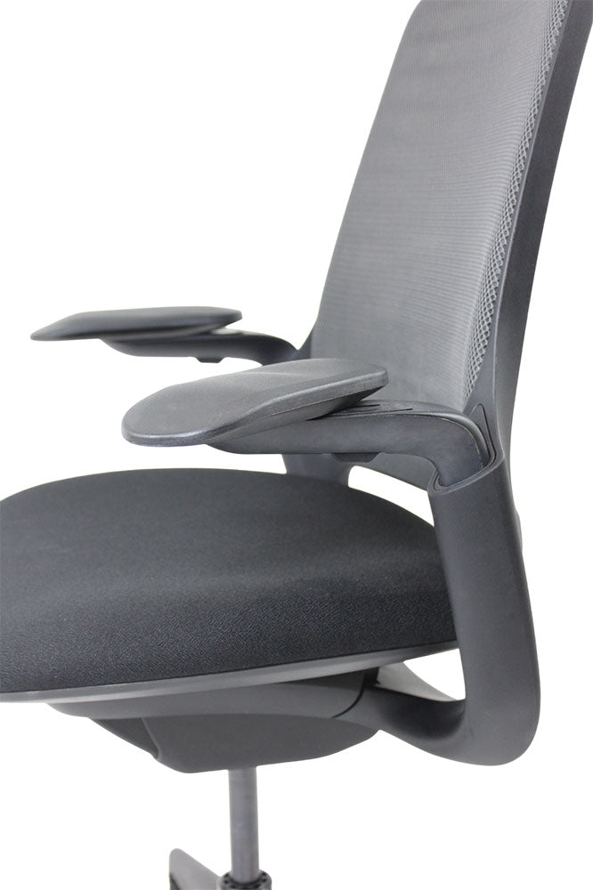 Steelcase Silla de oficina ergonómica Serie 1 con respaldo de malla en tela negra - Reacondicionada
