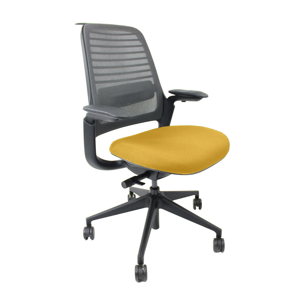 Steelcase Silla de oficina ergonómica Serie 1 con respaldo de malla en tela amarilla - Reacondicionada
